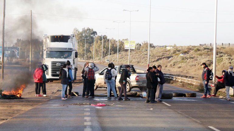 Desocupados de la Uocra liberaron la Ruta 22: mañana retoman el corte