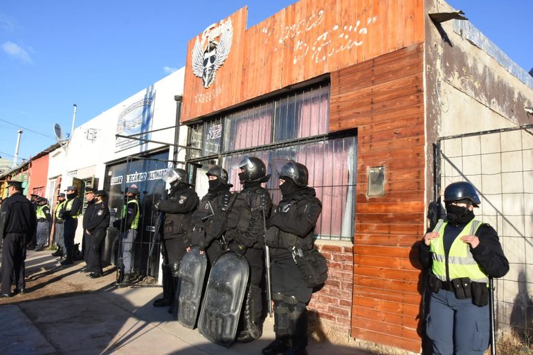 Tensión y megaoperativo en Huiliches: la Policía desaloja un predio con viviendas
