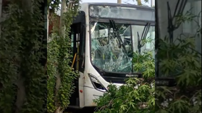 Un colectivó chocó y provocó una fuga de gas. | LM Neuquen Un colectivó chocó y provocó una fuga de gas.