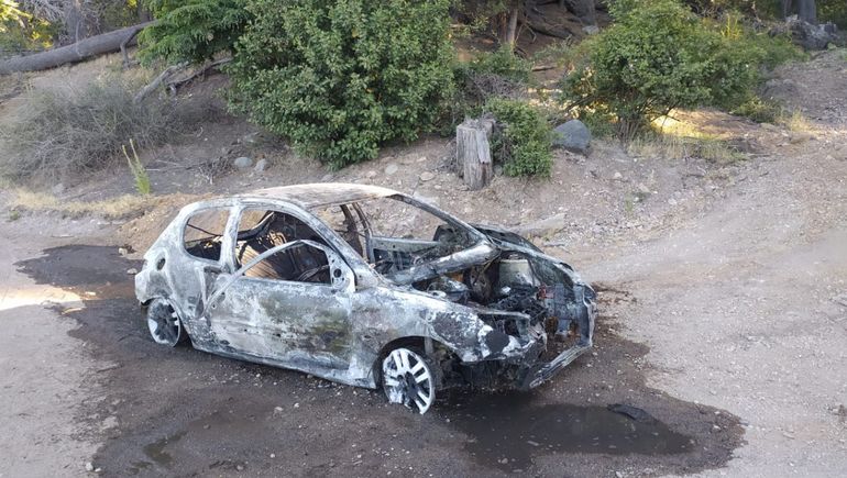 Buscaban al joven ahogado y socorristas tuvieron que apagar un auto que se prendía fuego