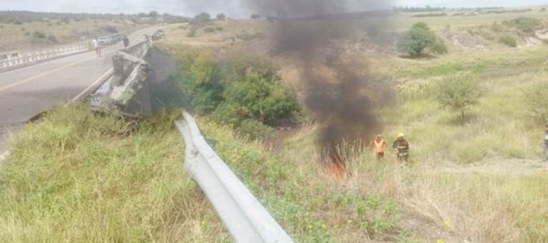 El fatal accidente se profujo cuando, por causas que se desconocen, la camioneta se despistó y terminó al costado de la ruta prendida fuego.