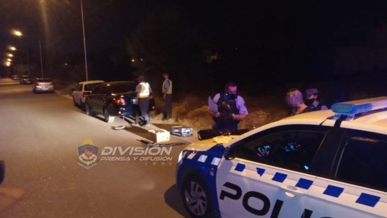 Una pareja fue atrapada mientras desvalijaba un auto