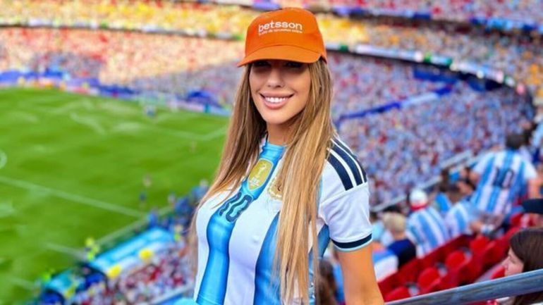 El aterrador episodio se frenó gracias a la valiente intervención de un grupo de hinchas argentinos que pudieron protegerla.
