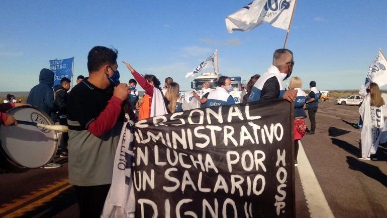 El gremio UPCN de Río Negro bloquea la Ruta 22