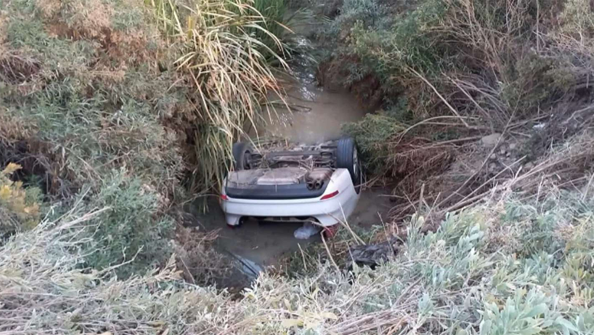 Encuentran a una pareja muerta en un auto sumergido en un desagüe