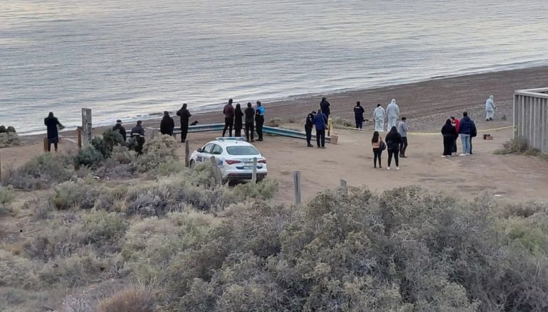 Encontraron el cuerpo de una mujer en la playa de Puerto Madryn.