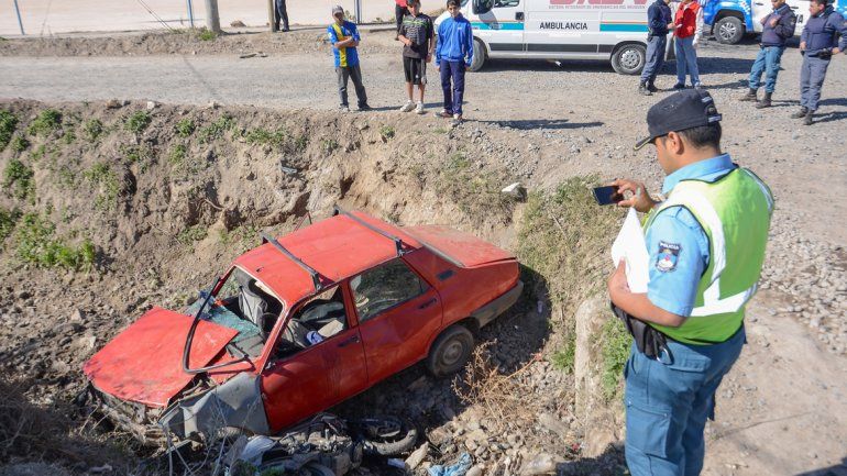La moto 200 cc quedó debajo del Renault 12 dentro del desagüe.