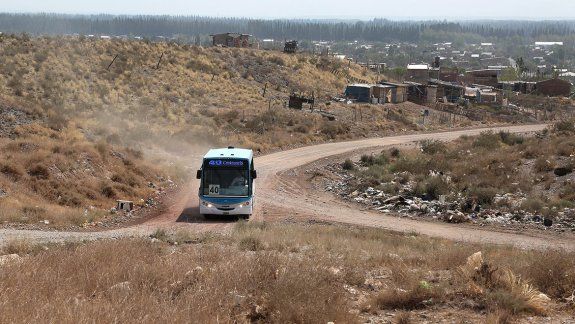 El colectivo en Centenario va por la meseta. El Deliberante podría exigirle más recorrido si hay otro aumento de tarifa.