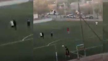 video: rompieron la cuarentena en el oeste para jugar al futbol video: rompieron la cuarentena en el oeste para jugar al futbol