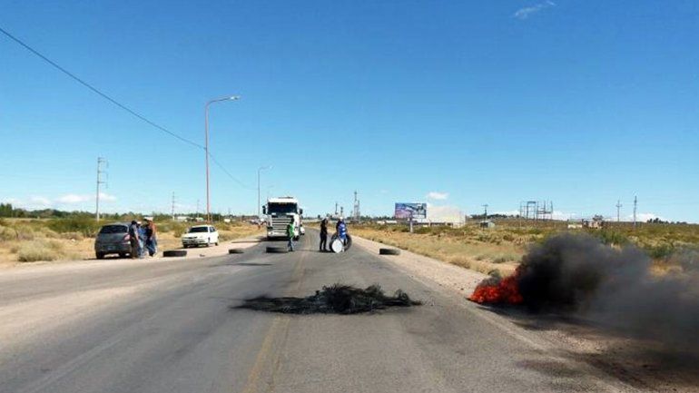 Los municipales cortaron la ruta en reclamo de un 35% de aumento salarial.&nbsp;