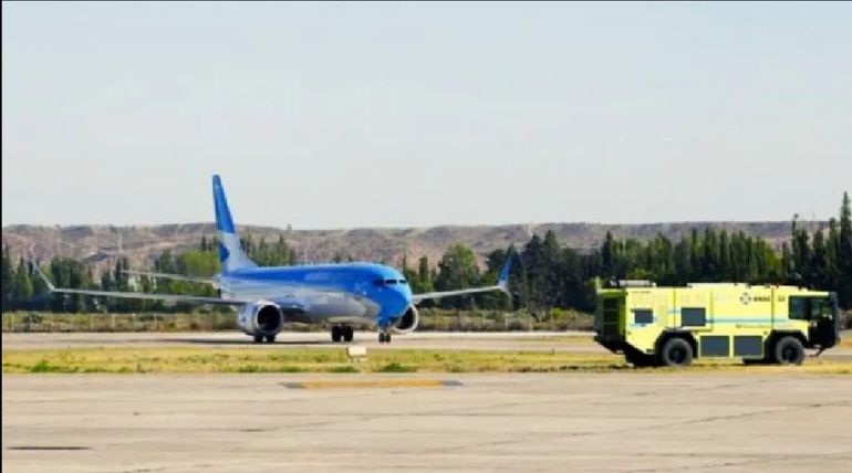 En Comodoro Rivadavia se movilizaron los equipos de seguridad ante el aterrizaje de emergencia el Boeing 737 de Aerolíneas Argentinas (imagen de archivo). En Comodoro Rivadavia se movilizaron los equipos de seguridad ante el aterrizaje de emergencia el Boeing 737 de Aerolíneas Argentinas (imagen de archivo).
