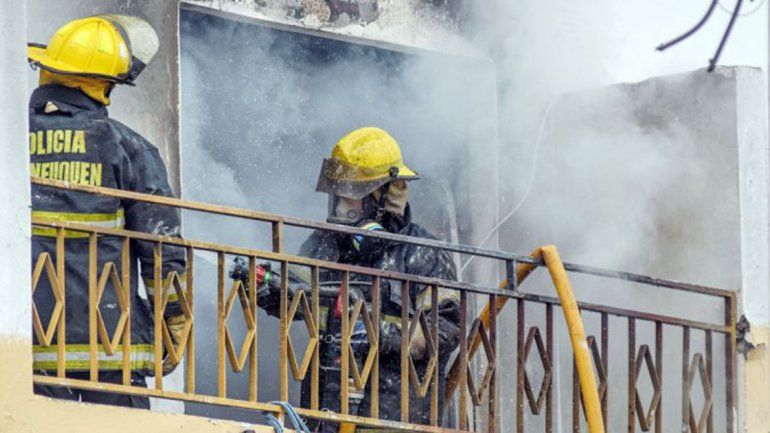 El fuego se inició en el primer piso del edificio ubicado en Alcorta y Nördenstrom.