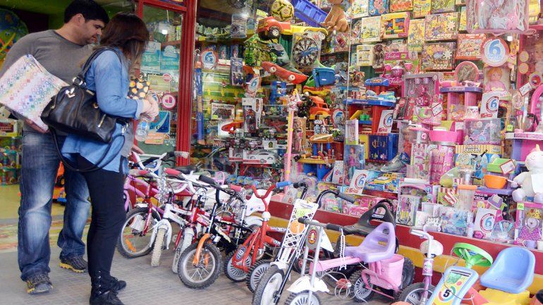 Las ametralladoras o pistolas de juguete desaparecieron de las vidrieras de los comercios a partir de la ordenanza; sin embargo