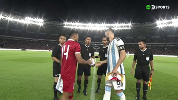 Pezzella en el sorteo con el capitán de Indonesia. Pezzella en el sorteo con el capitán de Indonesia.