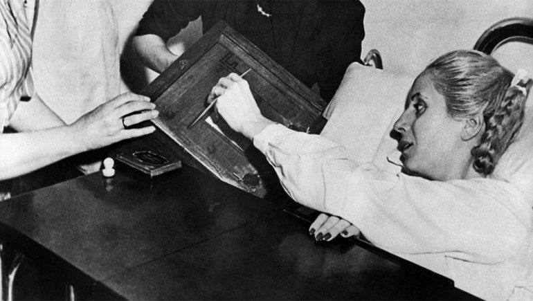 Evita emite su voto en la cama del hospital. Cuatro años antes impulsó la Ley 13.010.