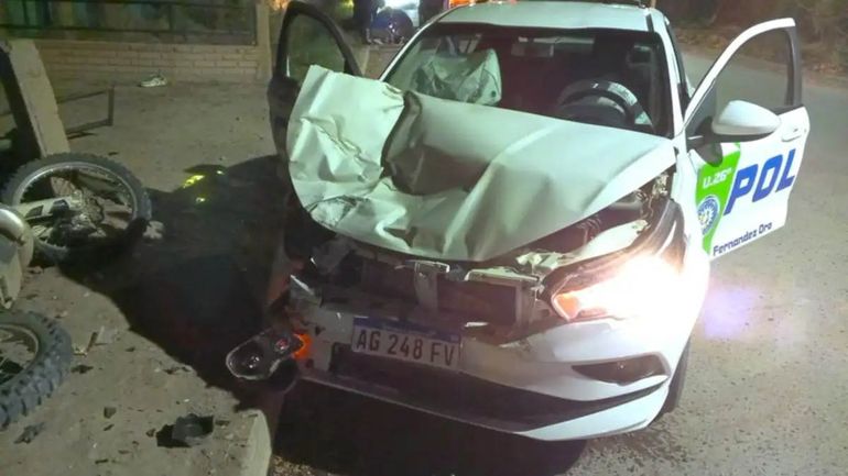 El patrullero de la Comisaría de Fernández Oro resultó con graves daños por el choque del motociclista. 