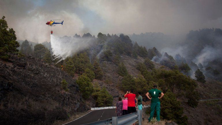 Anoche aún se combatía el fuego en la isla La Palma. El turista fue detenido.