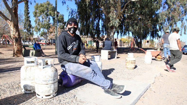 En plena pandemia, los vecinos del Oeste esperan las garrafas del camión