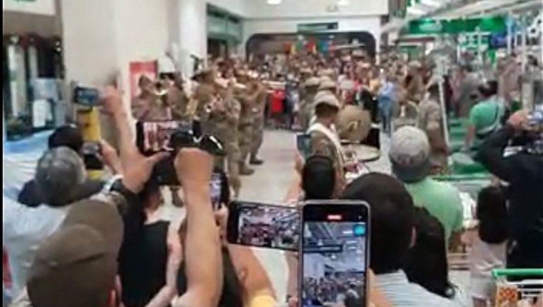 ¡Sorpresa mundial! La banda del Ejército tocó Muchachos en un súper