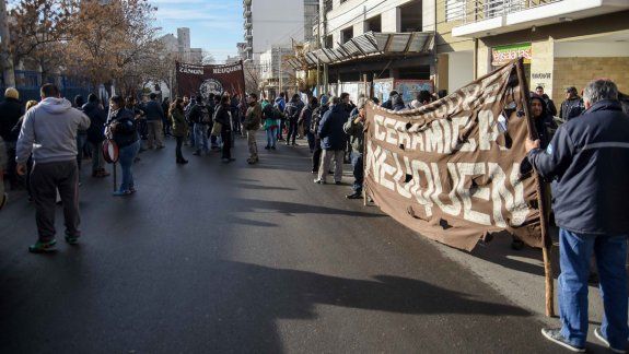 Ceramistas llevaron el reclamo a la Legislatura