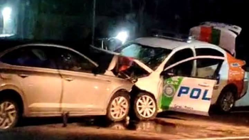 Un automóvil chocó a un patrullero mientras se encontraban desviando el tránsito sobre ruta 22. Un automóvil chocó a un patrullero mientras se encontraban desviando el tránsito sobre ruta 22.