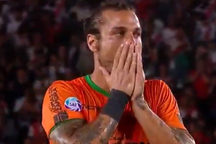 El lamento de Osvaldo por lo que hubiera sido un golazo.