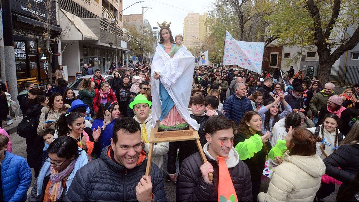 En 11 fotos, la tradicional peregrinación de María Auxiliadora en Neuquén thumbnail