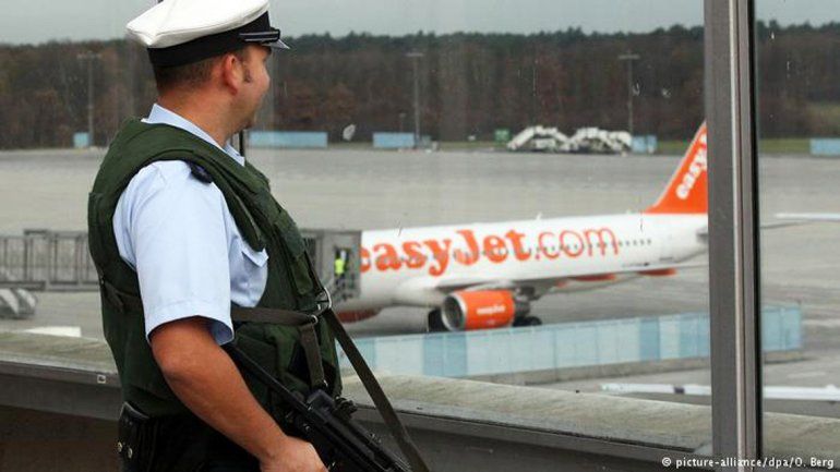 Tres pasajeros fueron detenidos por hablar de bombas y explosivos.