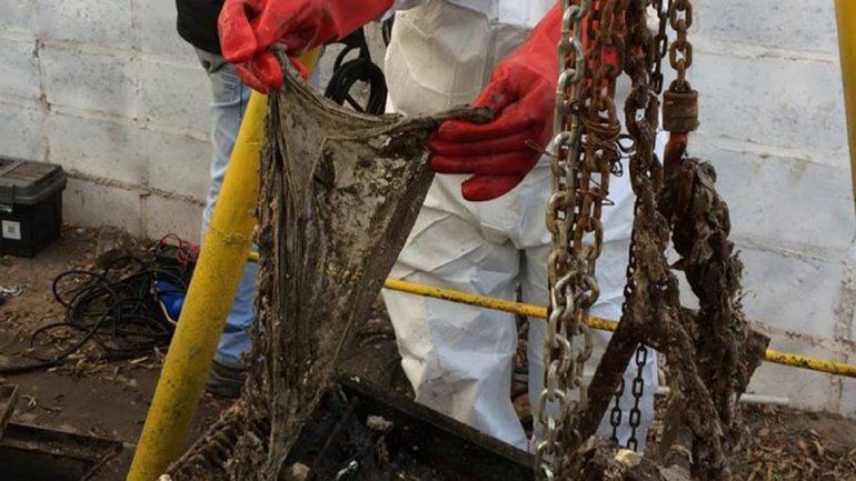 En los rebombeos cloacales encuentran de todo en Centenario.