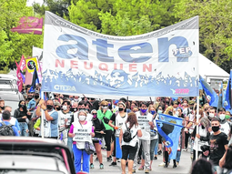Las clases en Neuquén ya comenzaron con un paro. Los chicos, rehenes de las peleas.