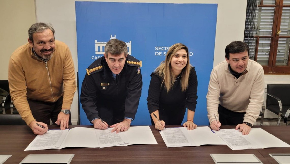 Las autoridades, durante la firma del convenio.