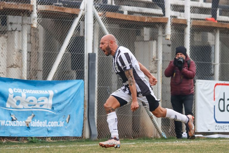 Laureano Tello y un grito desaforado que derivó en el triunfo que Cipo esperó por más de dos meses. Fotos: Anahí Cárdena&nbsp;