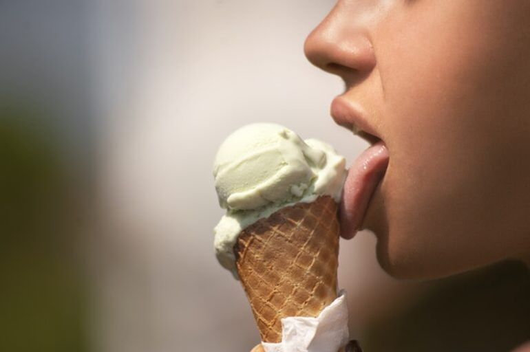 ¿Cómo se dice: tomar o comer helado? La RAE aclaró la polémica