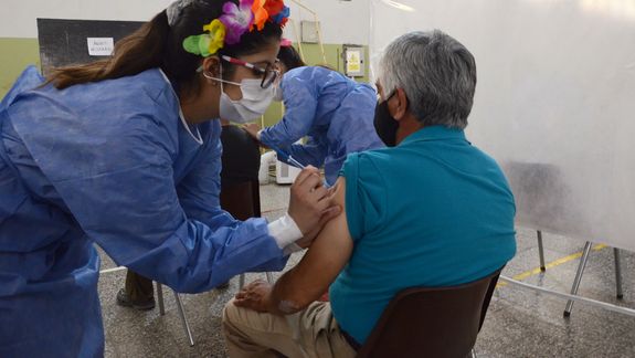 ¿Por qué es importante aplicarse la tercera dosis de la vacuna?