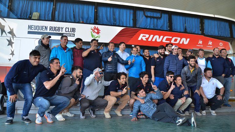 Parte del plantel ayer tras arribar de Mendoza.  En la foto con el gobernador Omar Gutiérrez