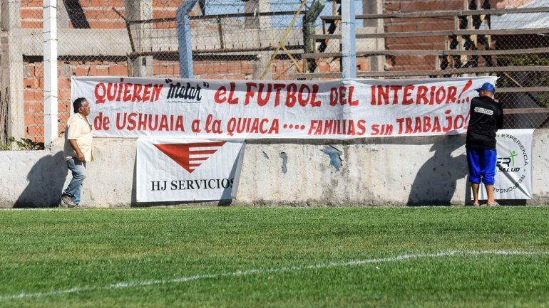 Jugadores de la región posaron con la bandera el fin de semana.&nbsp;