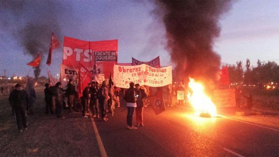 Las obreras de Textil Neuquén cortan Ruta 7 en Parque Industrial