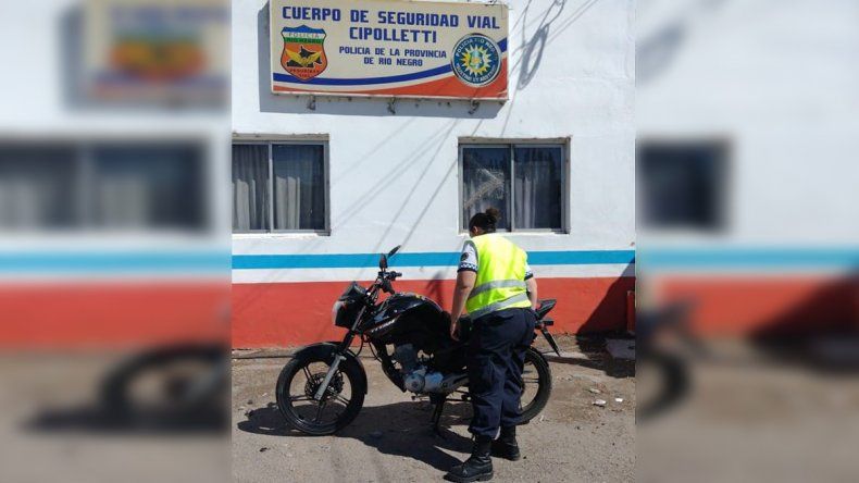 Ruta 22: motociclista intentó zafar de un control y embistió a un policía