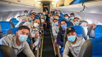 Del Prete, delantero cipoleño del Torque City de Uruguay, asomado en la tercera fila en el viaje a Buenos Aires. Del Prete, delantero cipoleño del Torque City de Uruguay, asomado en la tercera fila en el viaje a Buenos Aires.