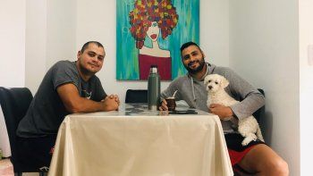 Piñero Da Silva junto a su hermano Carlos, que vive en Plottier y la mascota, Toto. Piñero Da Silva junto a su hermano Carlos, que vive en Plottier y la mascota, Toto.