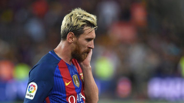 El desconsuelo de Messi tras la inesperada derrota del Barcelona.