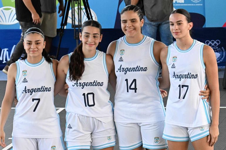 Amparo utiliza el número 17 en su camiseta. Sus compañeras son Josefina Peralta