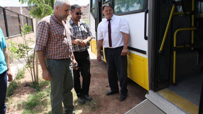 El intendente Peressini junto al gerente Franco en la firma del convenio.