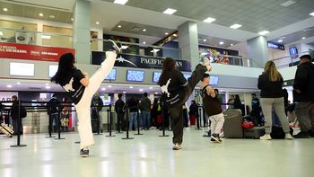 Los jovenes practicantes de taekwondo esperan inquietos poder llegar a un torneo en Brasil.