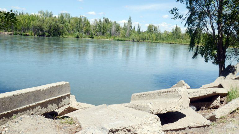 Al final de la calle Linares se abre un espacio muy peligroso para la gente que concurre a ese lugar a refrescarse.