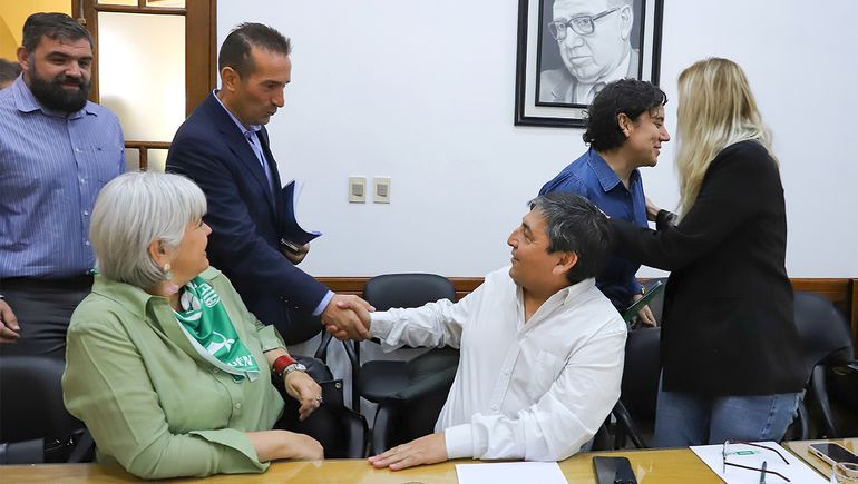 El ministro de Gobierno, Jorge Tobares y el líder de ATE Neuquén, Carlos Quintriqueo. El ministro de Gobierno, Jorge Tobares y el líder de ATE Neuquén, Carlos Quintriqueo.