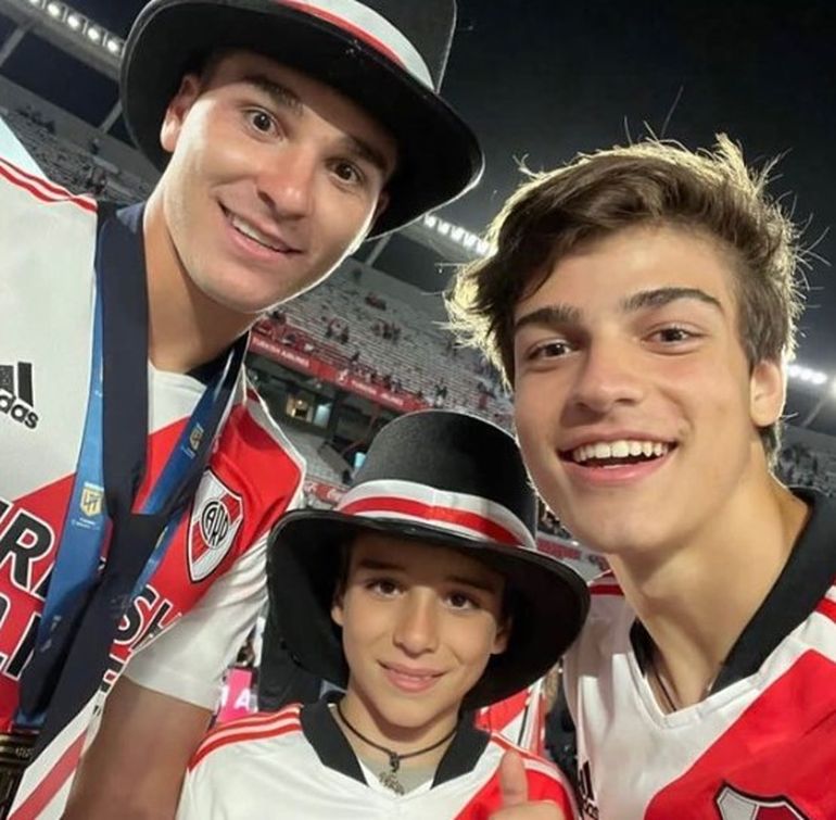 Luca y Malek son fanáticos de River, como su mamá, y estuvieron en la despedida de Julián Álvarez, en julio del año pasado. Luca y Malek son fanáticos de River, como su mamá, y estuvieron en la despedida de Julián Álvarez, en julio del año pasado.