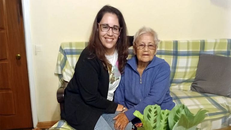 Carmen junto a Siria en Chile. La trabajadora social fue quien encontró el el buscador de Google la nota que LMNeuquqén le había hecho a la tía de su mamá, Judith. 