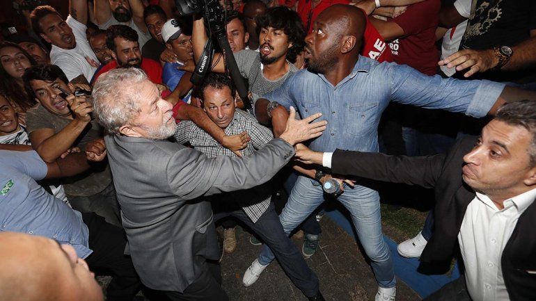 Tensión en Brasil: se entregó  Lula y lo trasladan a la cárcel