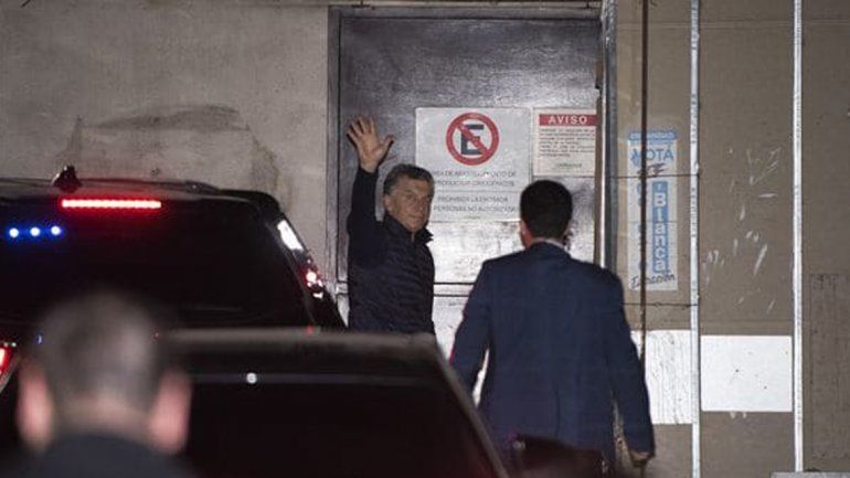 Operan en una rodilla al presidente Mauricio Macri